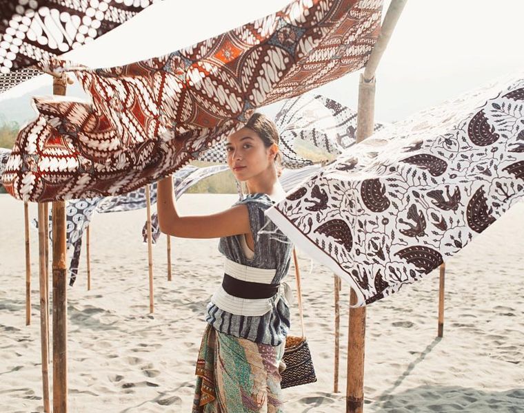 5 Video Tutorial Memakai Kain Batik Ikat Yang Mudah Untuk Kondangan Semua Halaman Cewekbanget Selain tidak ribet digunakan, modelnya. cewekbanget id grid id