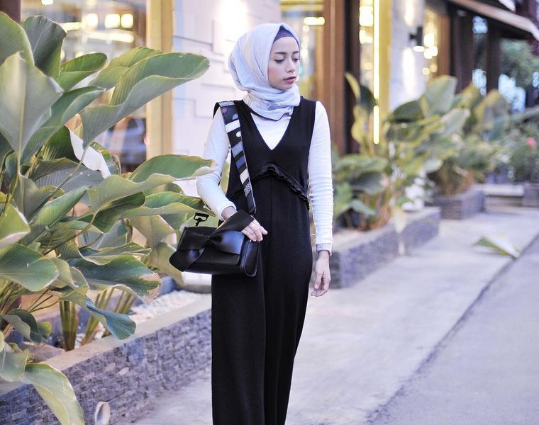8 Inspirasi Fashion Jumpsuit Ala Selebgram Hijab Yang Cocok Buat Sehari Hari Cewekbanget