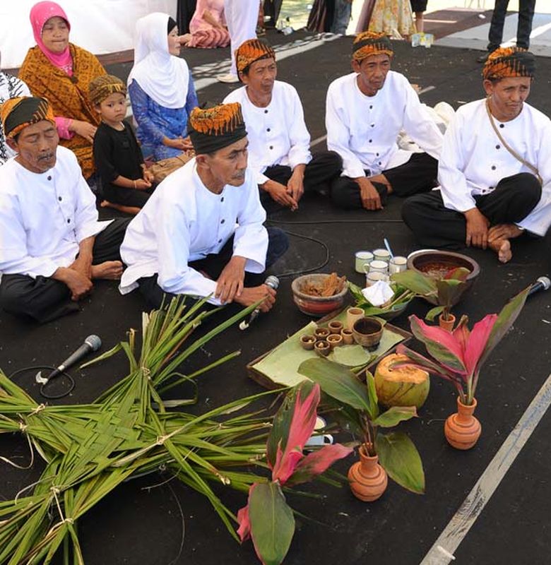 Wuku Taun Upacara Adat Masyarakat Cikondang Bobo Wuku Taun Upacara Adat Masyarakat Cikondang Bobo