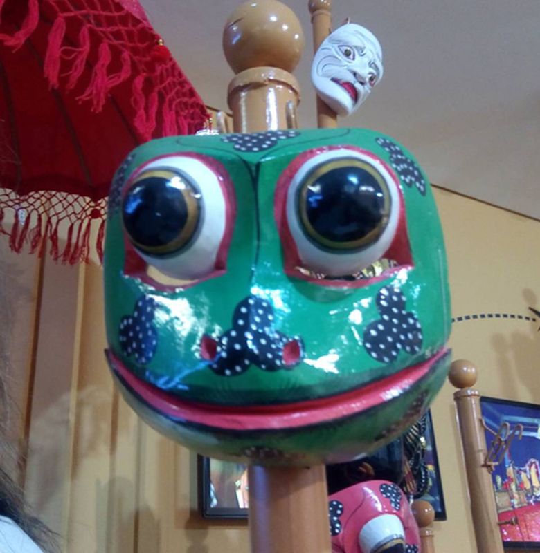 Sikap awal gerakan lompat katak adalah