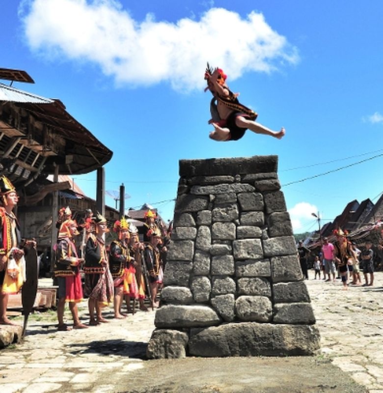 Lompat batu adalah tradisi yang ada di