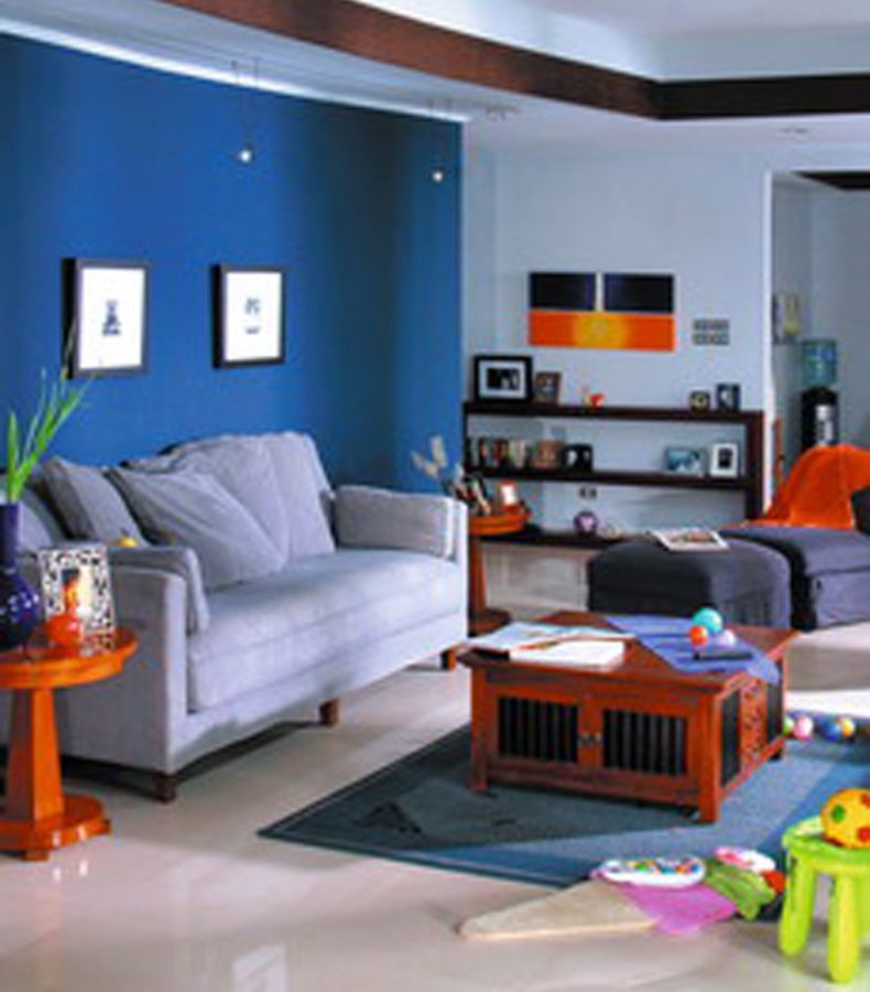 Ruang Keluarga Teduh dengan Dinding Biru