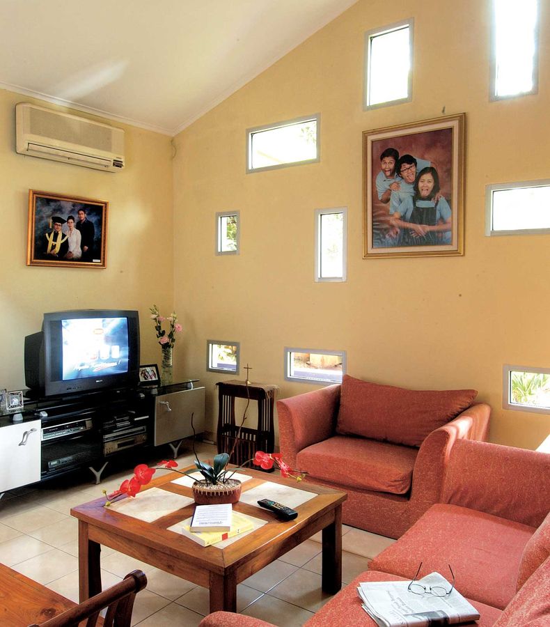 Ruang Keluarga Belasan Jendela