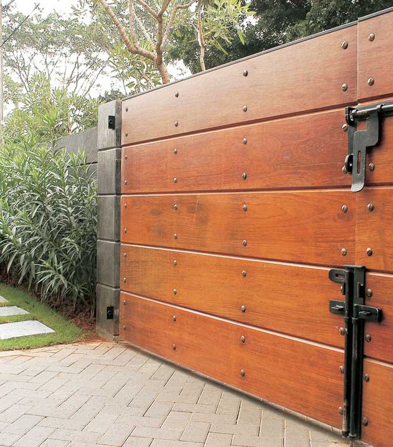 Pagar Kokoh dengan Kayu Merbau