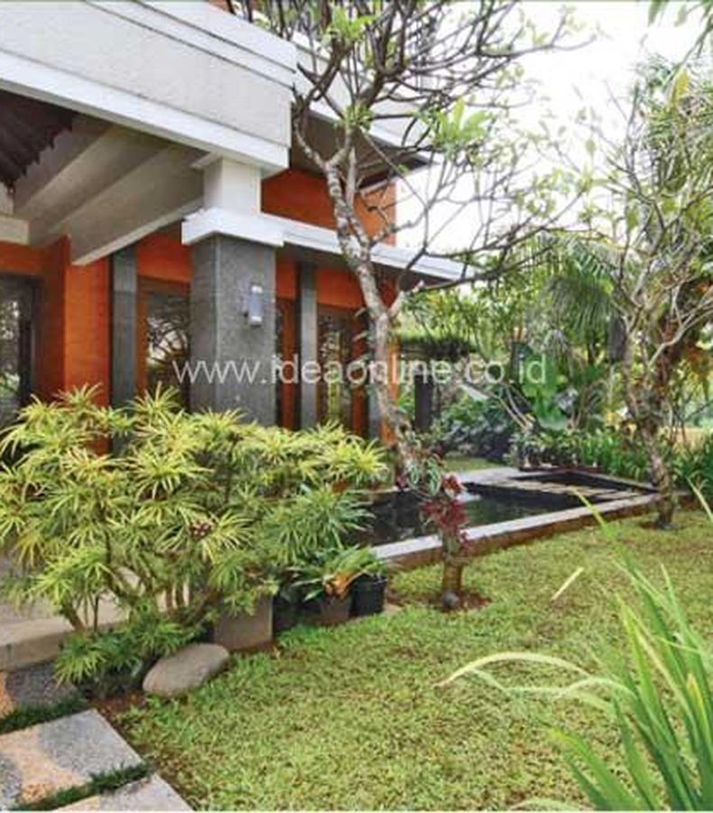 Taman Entrance Konsep Tropis Berbalut Batu Alam