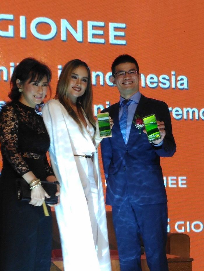 Cinta Laura dan CEO Gionee, David Yeung