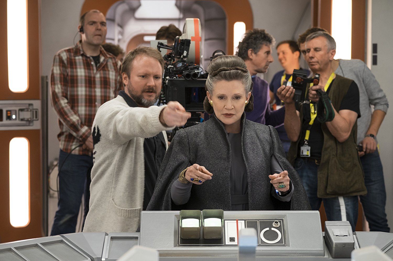Rian Johnson mengarahkan Carrie Fisher yang berperan sebagai Leia Organa untuk terakhir kalinya
