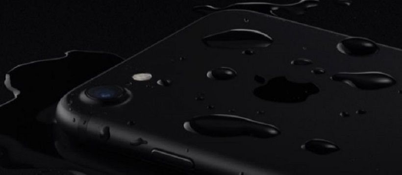 iPhone terbaru seperti iPhone 7, 8, ataupun X memiliki ketahanan khusus terhadap percikan air, tapi bukan untuk ditenggelamkan