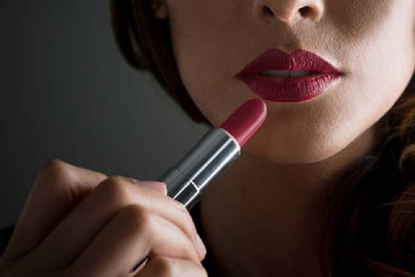 Agar Bibir Tak Menghitam Hindari Kebiasaan Ini Saat Memakai Lipstik Semua Halaman Nakita