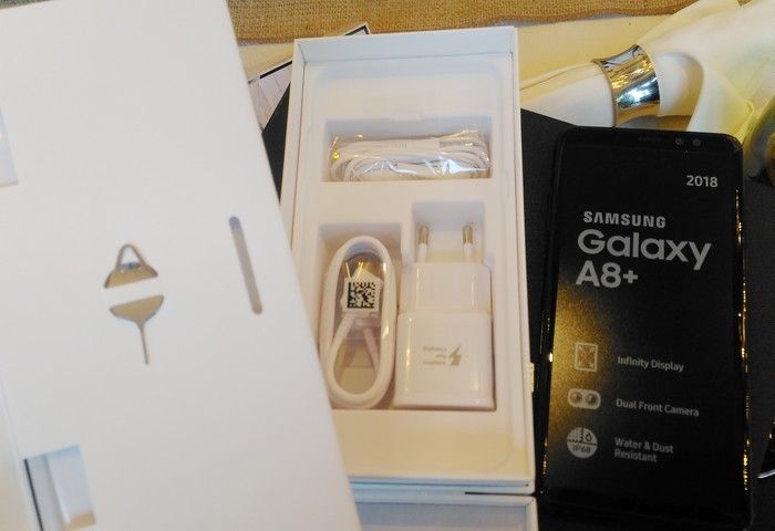 kelengkapan aksesoris Galaxy A8+ (2018)