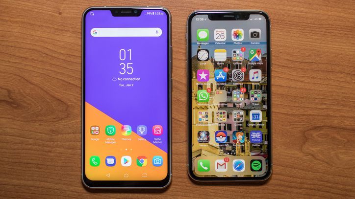 ASUS Zenfone 5 (Kiri) dan iPhone X (Kanan), ukuran Zenfone 5 sedikit lebih besar. Namun sisanya terlihat mirip