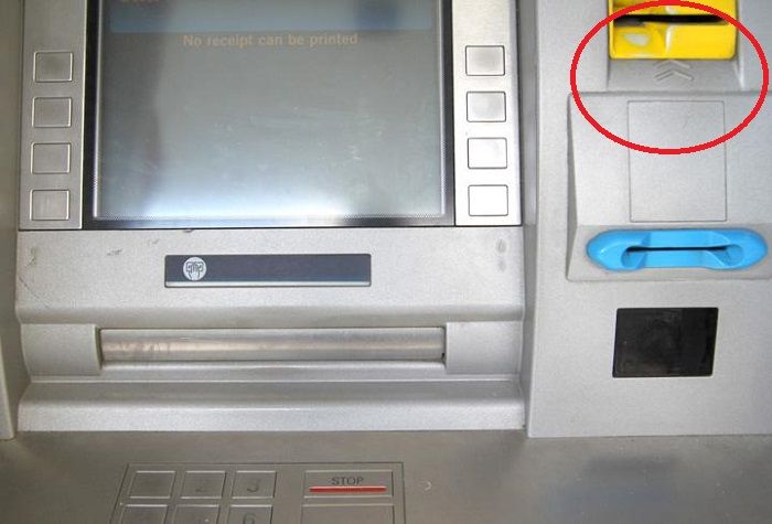 ATM yang sudah disadap, biasanya memiliki keanehan seperti pembaca kartu yang terlihat posisinya tid