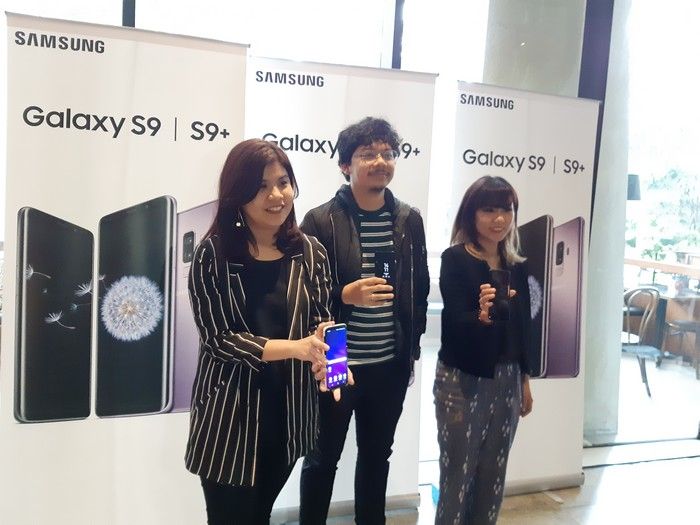 Samsung S9 dan S9+ ditunjukkan oleh manajemen Samsung dan Vlogger Benazio Rizki