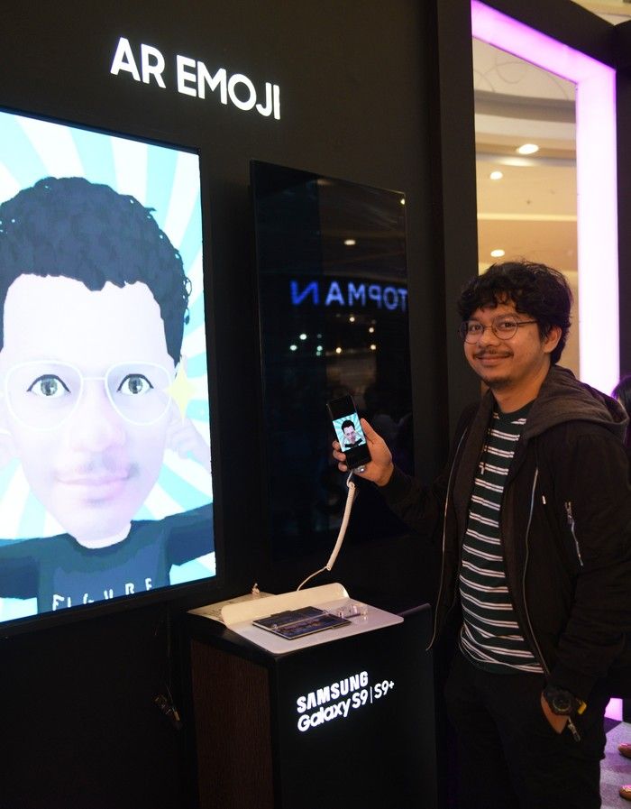 Benazio Rizky Putra atau Bena Kribo mencoba fitur AR Emoji Samsung Galaxy S9