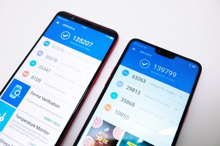 Perbandingan akor Antutu OPPO R11s (kiri) dengan Snapdragon 660 dan F7 (kanan) dengan MTK Helio P60