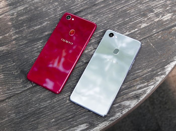 OPPO F7 warna Red dan Silver