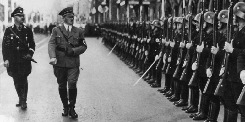 Hitler dan tentara pasukannya.