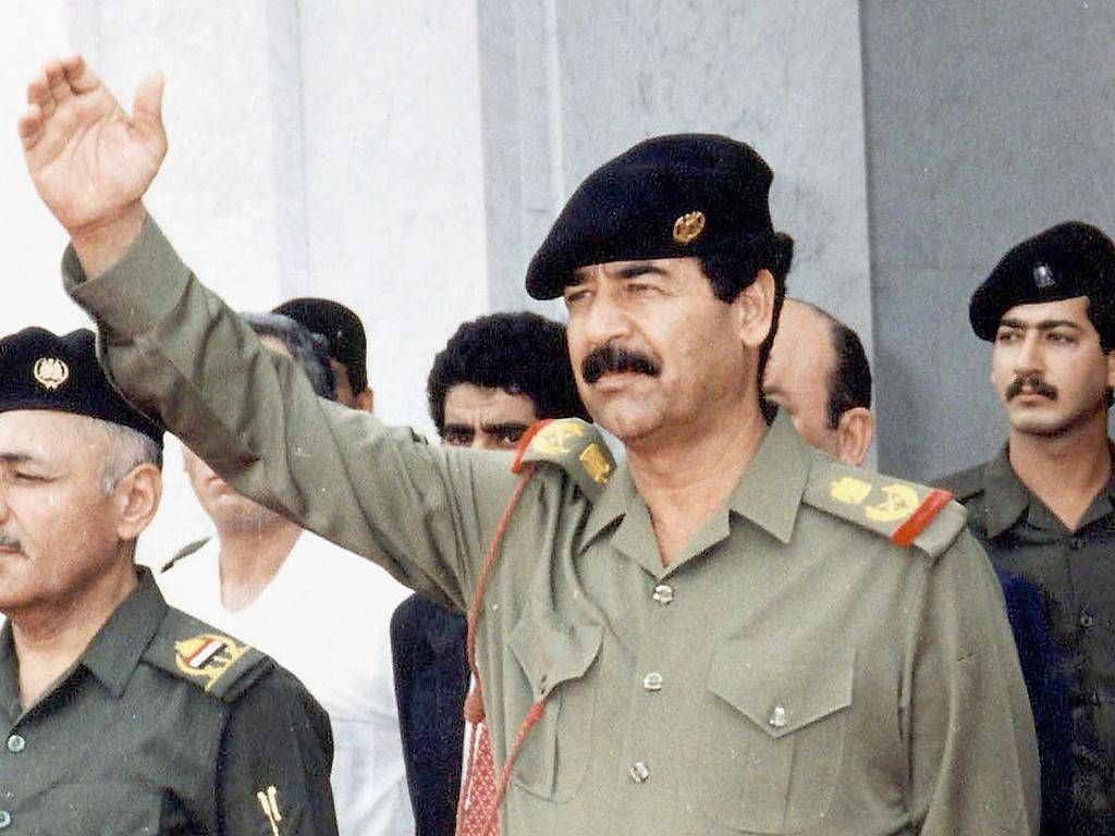 Saddam Hussein dengan pakaian miliiternya.