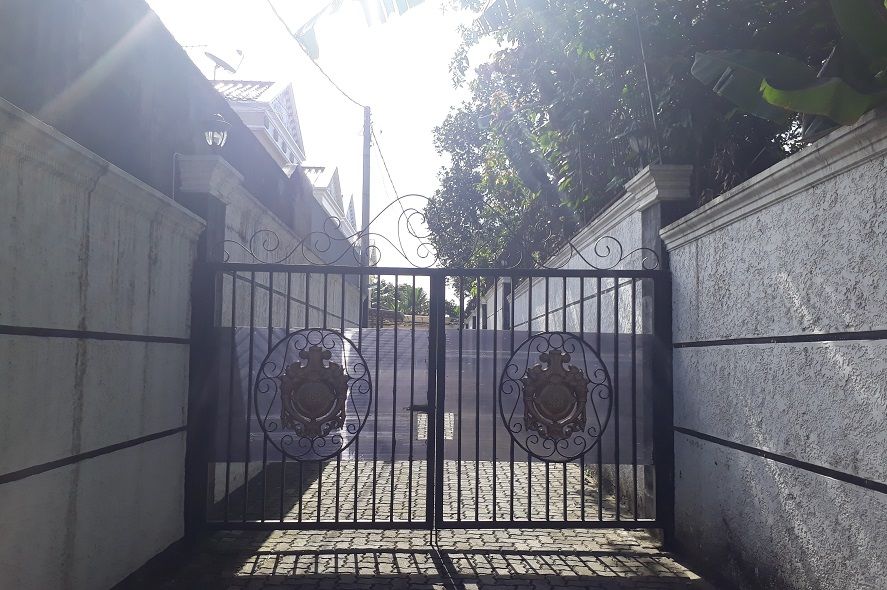 Gerbang rumah Roro Fitria