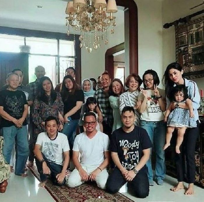 Foto keluarga Faisal Harris dengan ibu Jennifer Dunn