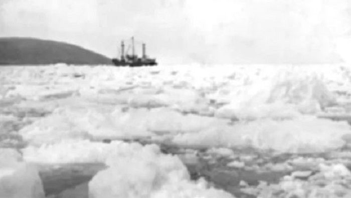 SS Baychimo terperangkap es.