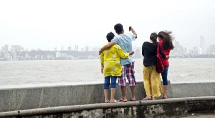 Selfie di pinggir laut Mumbai.
