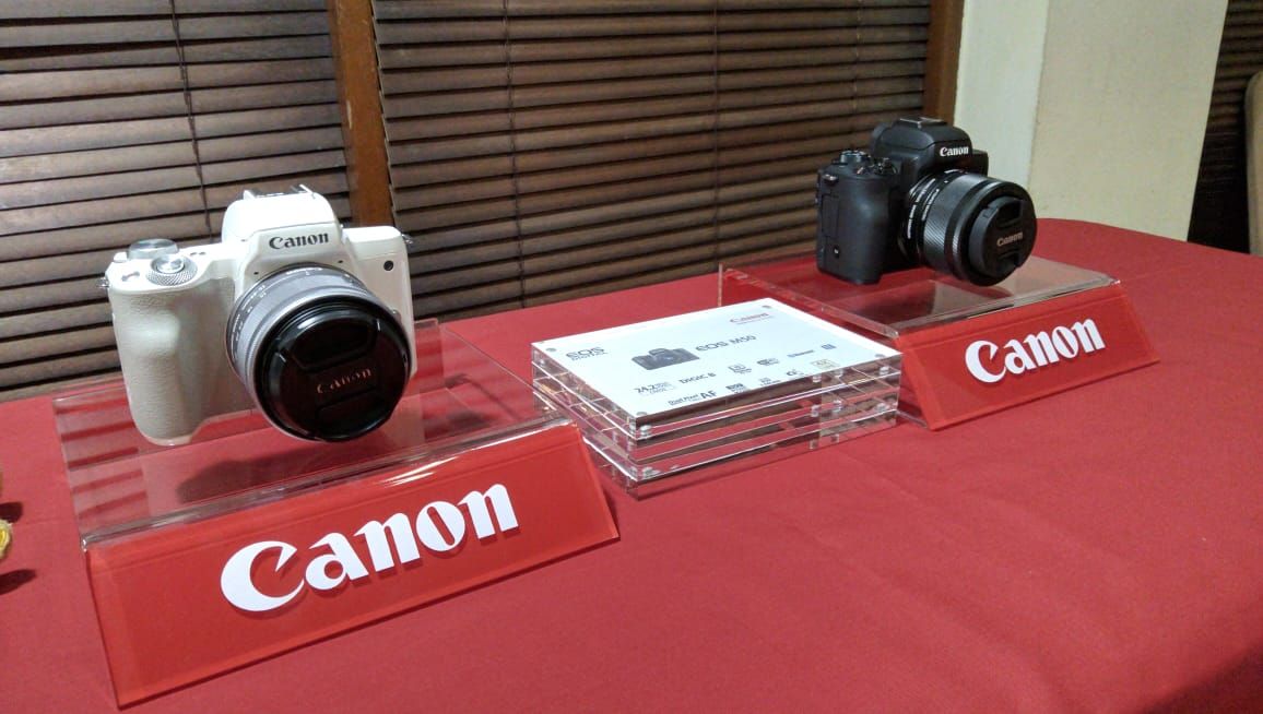 Canon EOS M50 hadir dalam dua pilihan warna, yaitu putih dan hitam