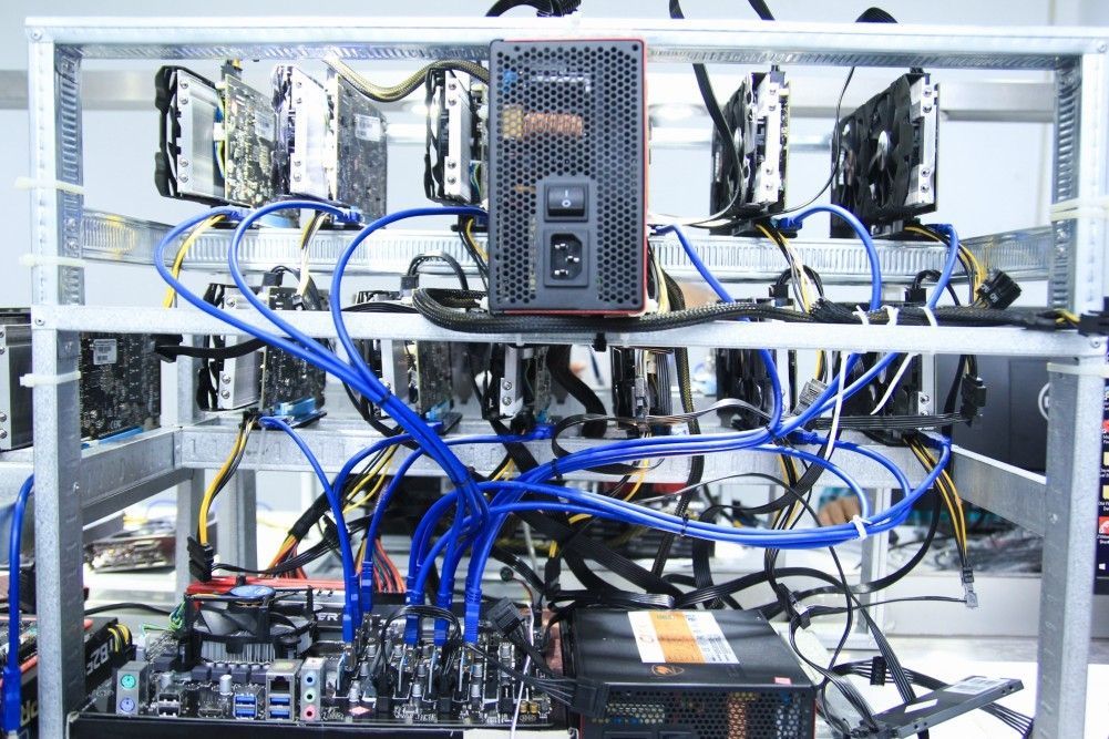 Tampilan mining rig penambang bitcoin. Kartu grafis dijejer pakai VGA-riser, kadang butuh 2 -3  PSU untuk tenaga mining rig ini