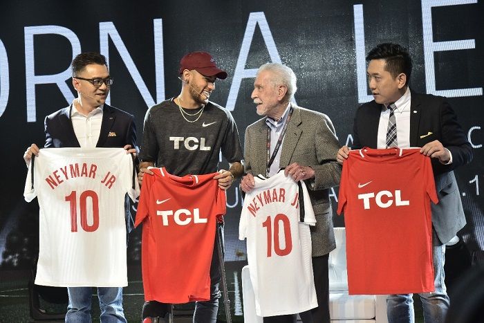 Neymar Jr. bersama jajaran manajemen TCL, yaitu Sean Zhang, Kevin Wang, , Dr. Affonso Brandão Hennel