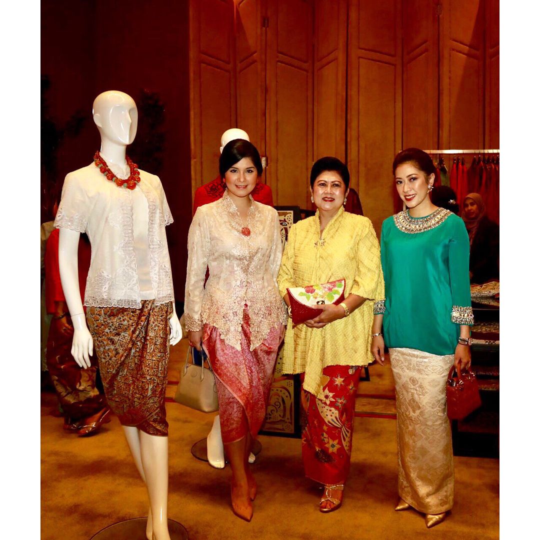 Ani Yudhoyono dan kedua menantunya tampil anggun dengan outfit senada