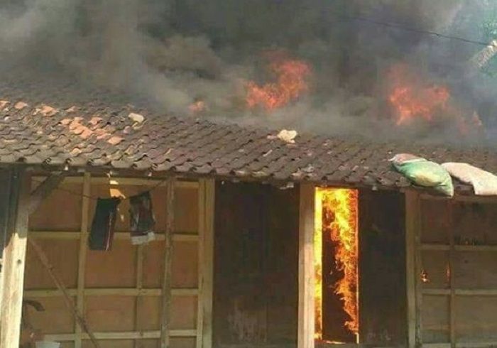 Rumah Gubrek terbakar.
