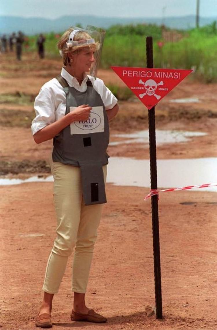 Diana berdiri di atas lapangan tambang yang aktif untuk menyampaikan isu larangan ranjau darat di Angola.