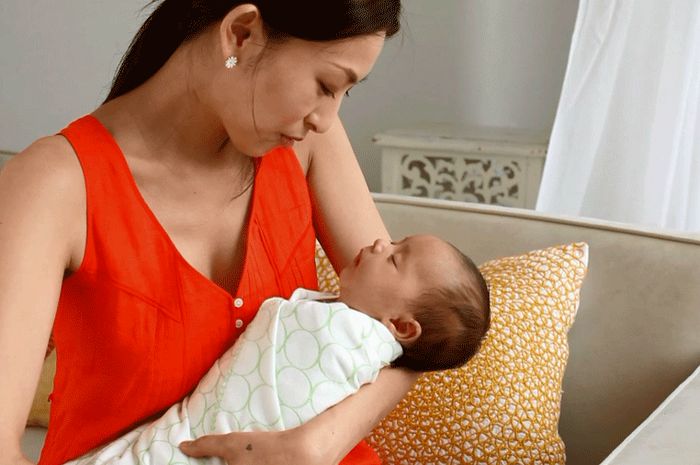 Mulai Sekarang Jangan Gendong Bayi Sebelum Tidur, Ini Alasannya - Semua  Halaman - Nakita