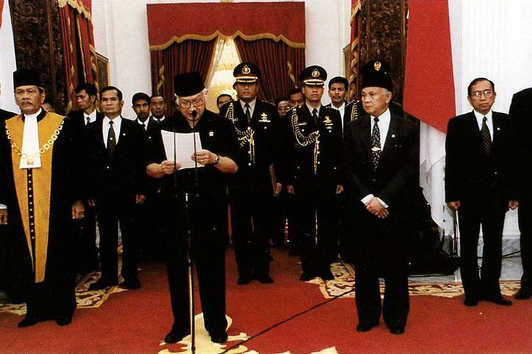 Soeharto saat pembacakan surat pengunduran diri di Istana Merdeka, Jakarta, 21 Mei 1998.