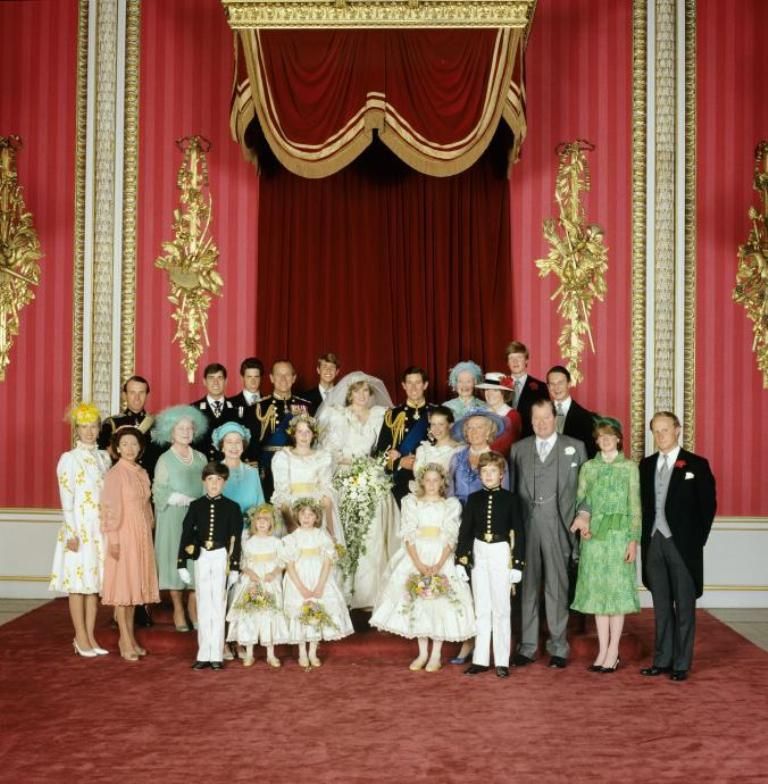 Foto pernikahan Putri Diana dan Pangeran Charles di Istana Buckingham.