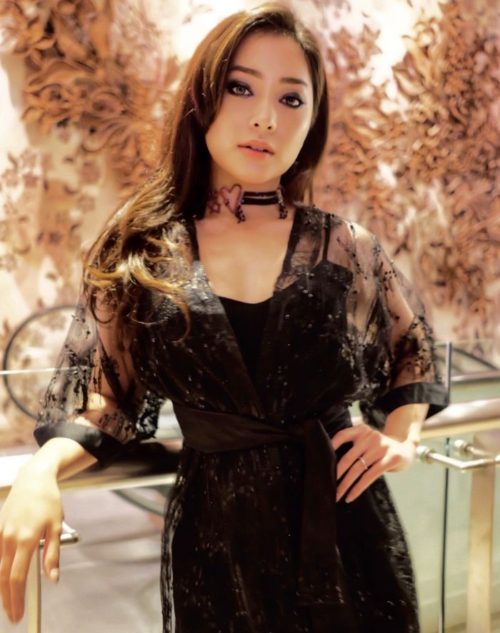 Tampil Bernuansa Hitam Gaya Nikita Willy Makin Elegan Dan Glamor Banget