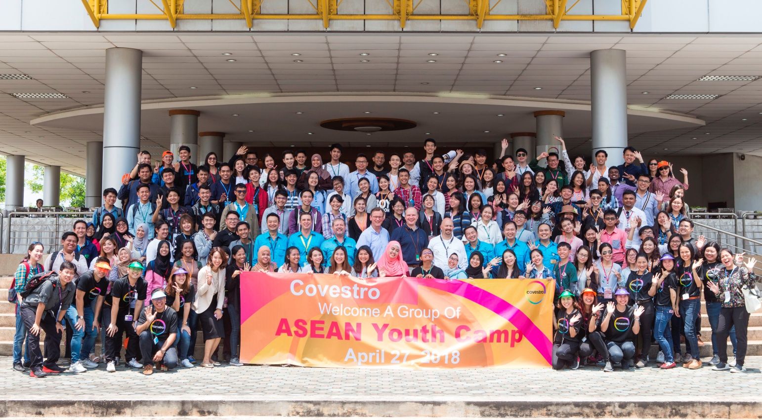 Foto bersama seluruh perwakilan mahasiswa ASEAN dalam kegiatan ASEAN Youth Camp