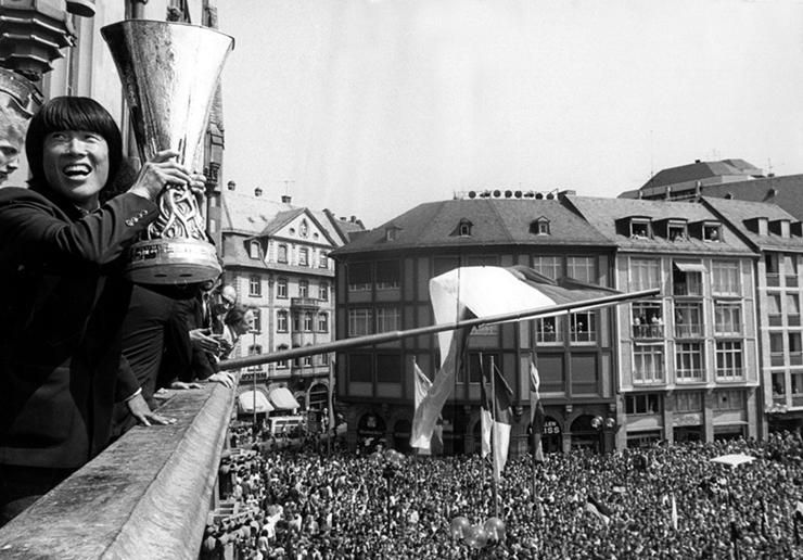 (L) Eintracht Frankfurt's Bum Kun Cha holds the UEFA CUP aloft to the delight of the thousands of fa