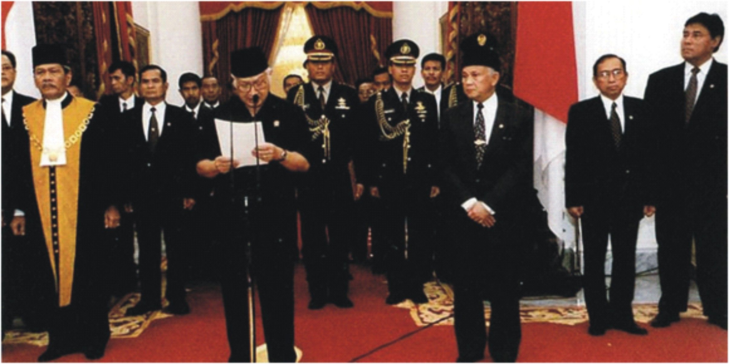 Pak Harto ketika mengumumkan mundur dari jabatan Presiden Indonesia.