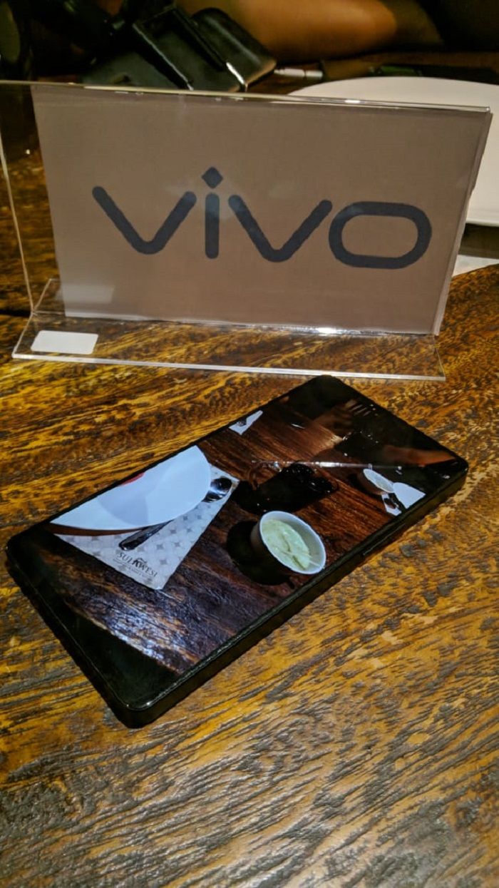 Vivo Apex memiliki layar hampir tanpa tepi atau bezelless. Bentuknya yang kotak juga menawan dan elegan