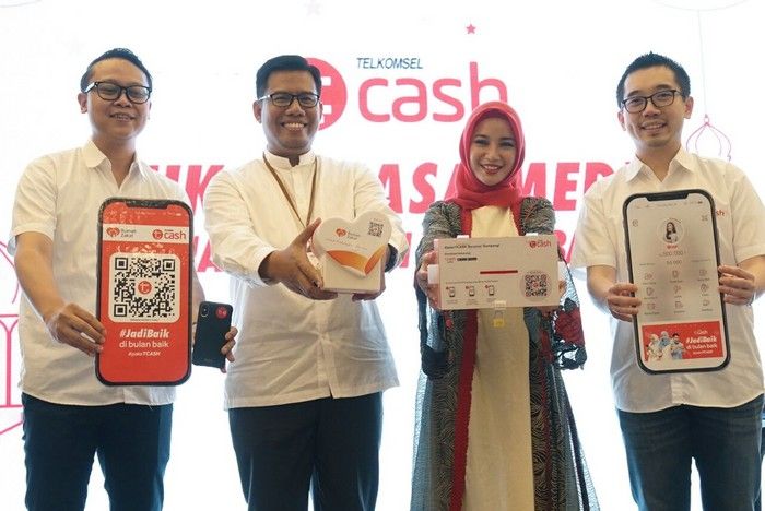 Program Ramadan TCASH bersama Herman Suharto, Head of TCASH Lifestyle; Nur Efendi, CEO Rumah Zakat; Chacha Frederica; dan Danu Wicaksana, CEO TCASH di Jakarta (24/5)