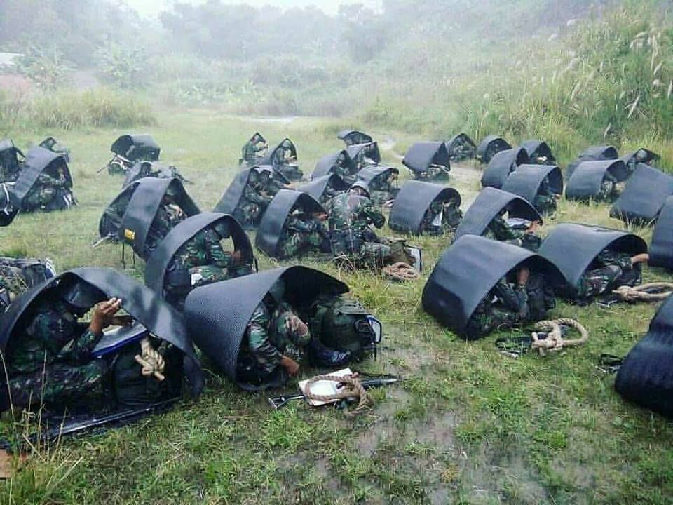 Pasukan Raider tidur fi bawah matras saat hujan