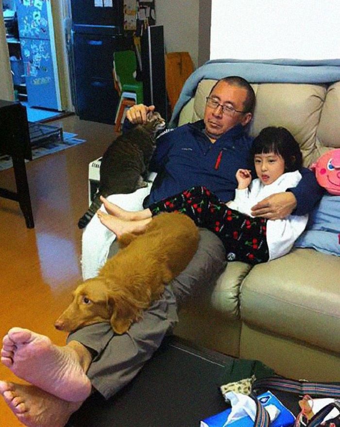 Mr. Wong, anak dan binatang peliharaanya.