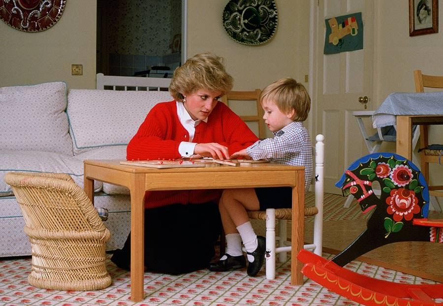 Putri Diana tengah mendampingi putranya belajar | Hellomagazine.com
