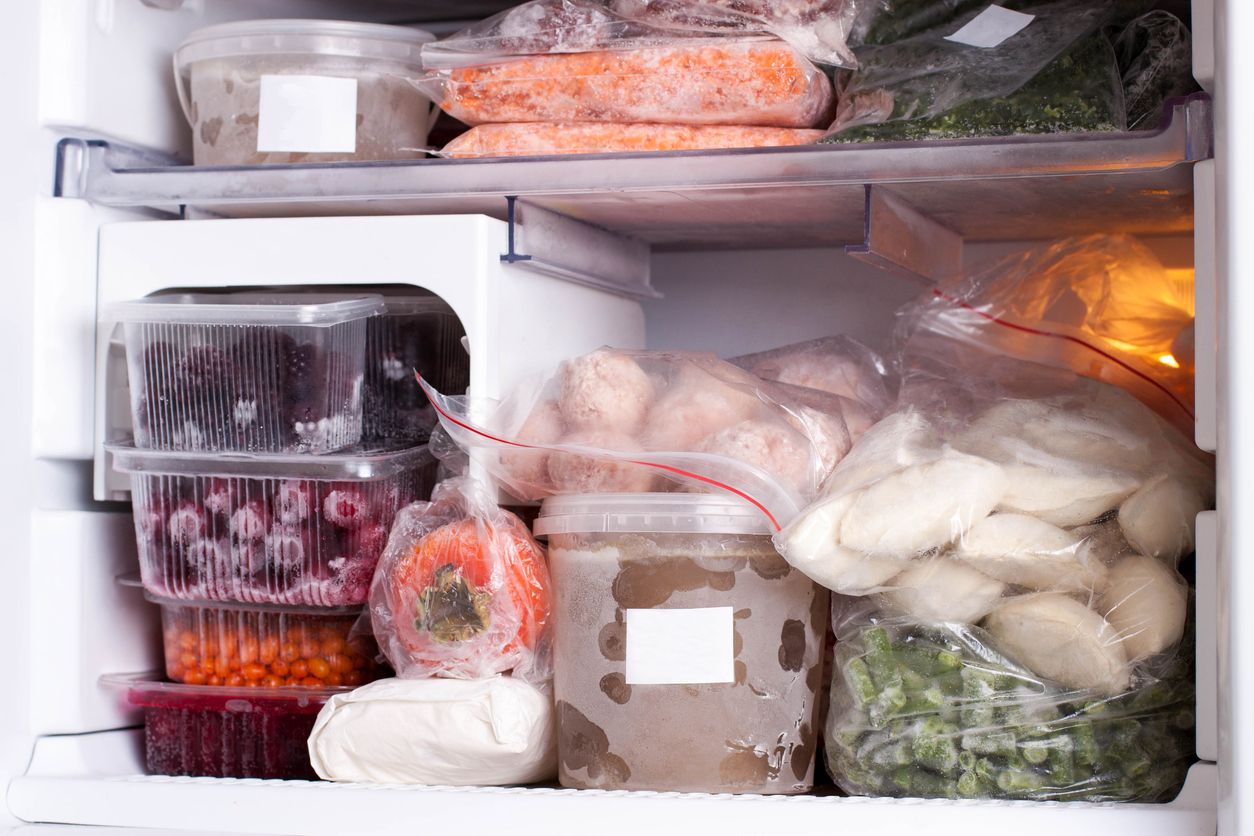 Menyimpan makanan di dalam freezer sesuai dengan batas waktunya
