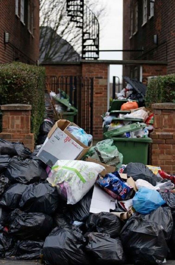 Sampah menumpuk di distrik Harborne, Birmingham.