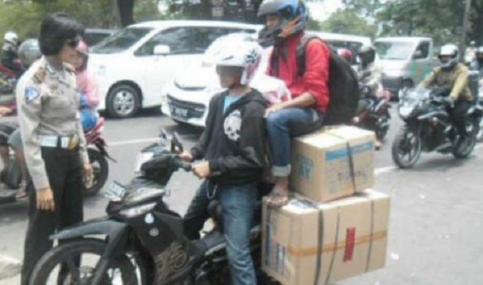  Kelakuan Konyol Para Pengendara Sepeda Motor di Indonesia