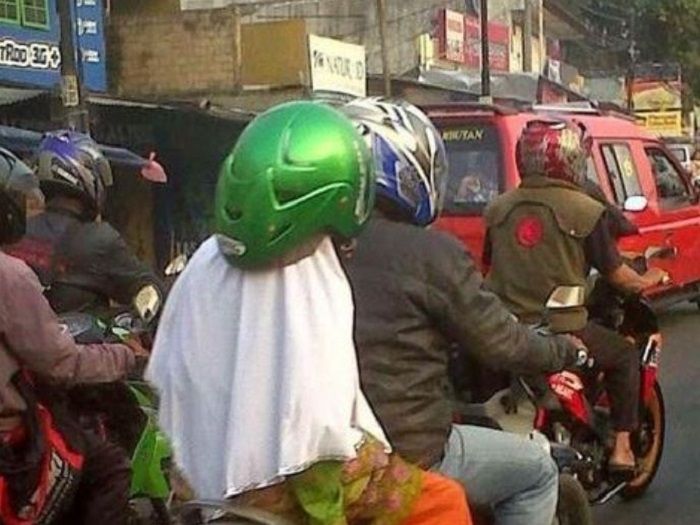  Kelakuan Konyol Para Pengendara Sepeda Motor di Indonesia.
