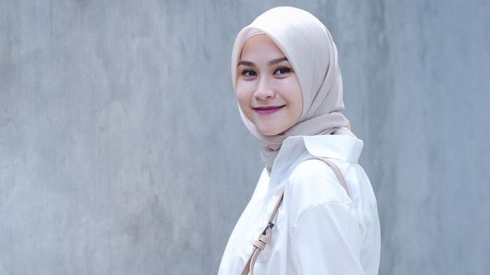 Inspirasi Mix And Match Kemeja Putih Ala Zaskia Adya Mecca Biar Tampil Beda Dan Lebih Stylish Inspirasi Mix And Match Kemeja Putih Ala Zaskia Adya Mecca Biar Tampil Beda Dan Lebih Stylish
