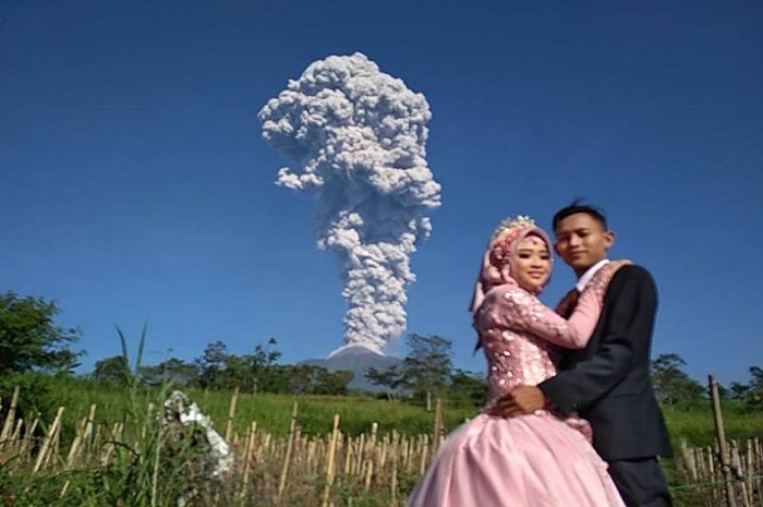 Foto Prewedding Calon Pengantin Ini Dapat Kejutan Erupsi Merapi